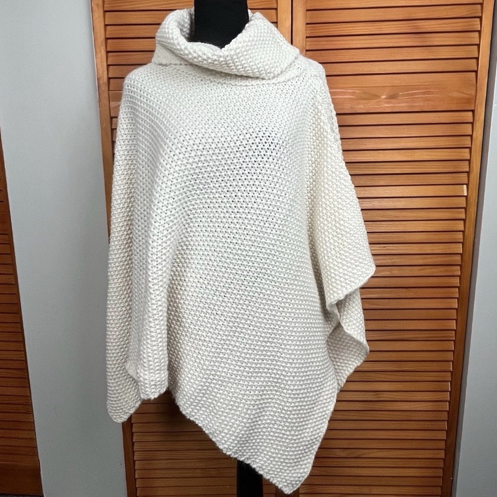 Cocogio Elegant Cream Turtleneck Knit Poncho